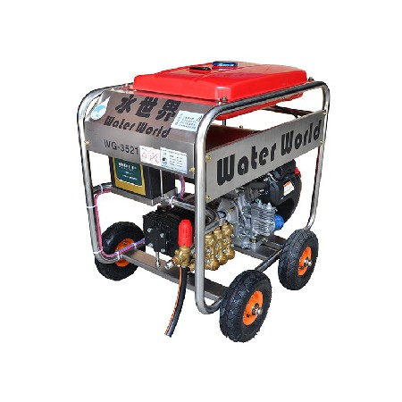 Mobile high pressure cleaning machine for road surface and shoulder maintenance